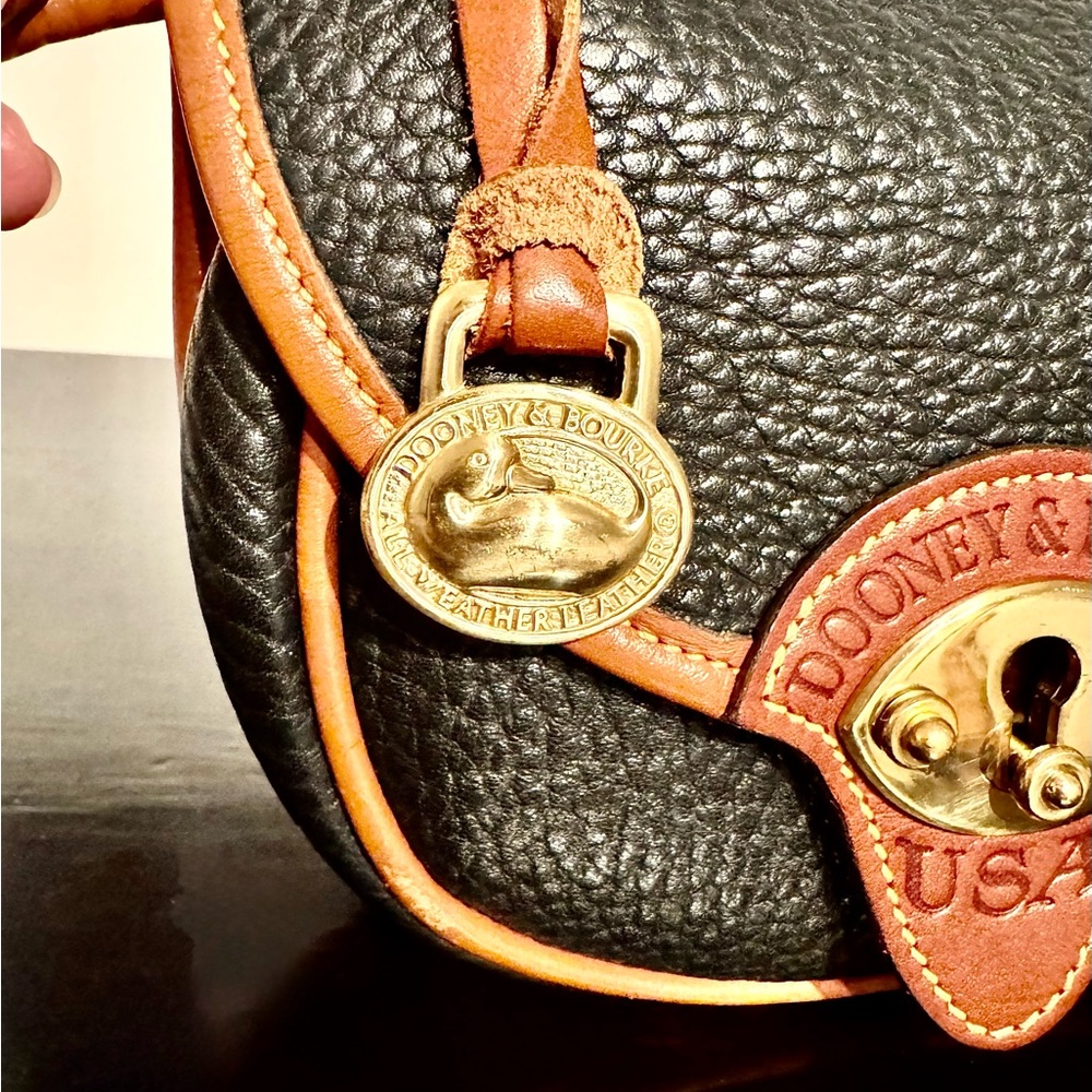 Vintage Dooney & Bourke AWL Turn Lock Crossbody Bag Shield Pocket Brass Fob - Picture 9 of 12
